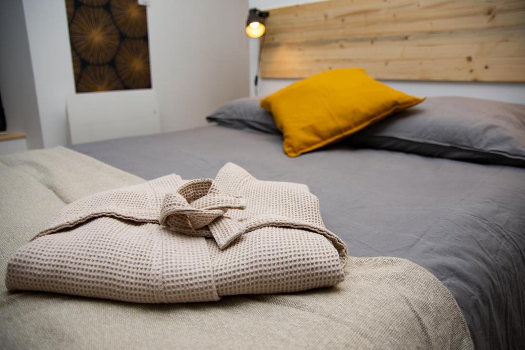 Villedieu-les-Poeles Apartment | Ô COSY , DUPLEX, JACUZZI, TERRASSE.