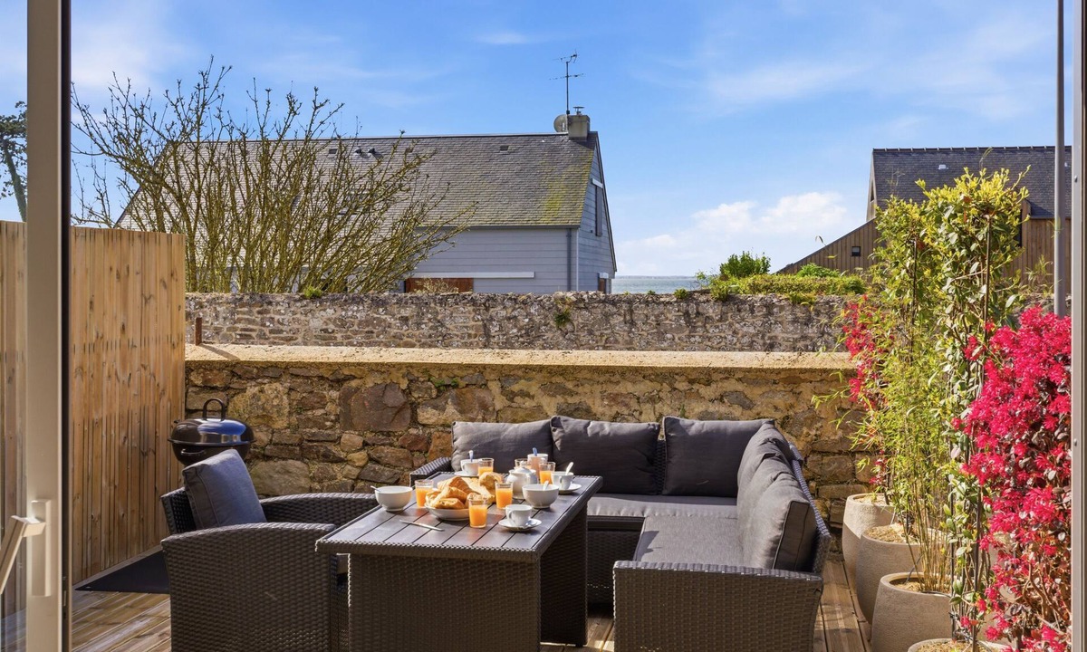 Saint-Vaast-la-Hougue House | Ô Gite de la Mer - Sea view - Wood stove - Spacious