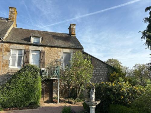 Athis-Val de Rouvre Apartment | 11 Steps Rustic Charming Flat in Normandy