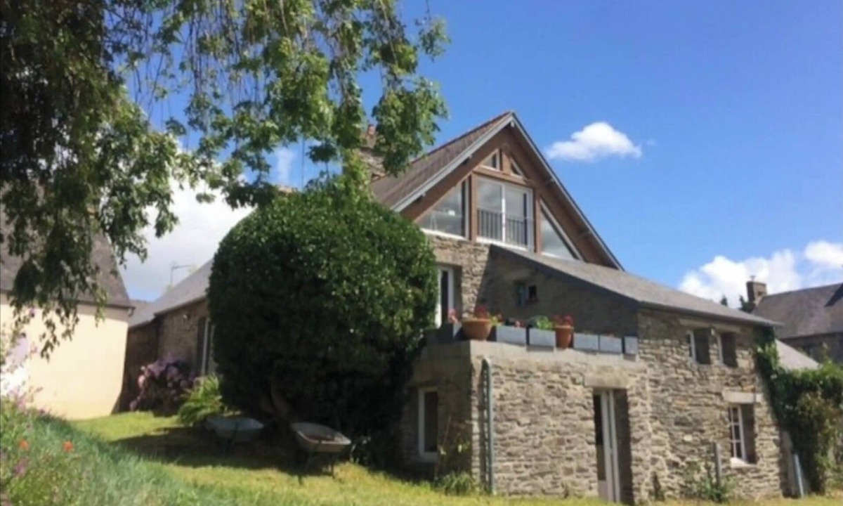 Vains House | 14th-century stone house facing Mont Saint Michel.