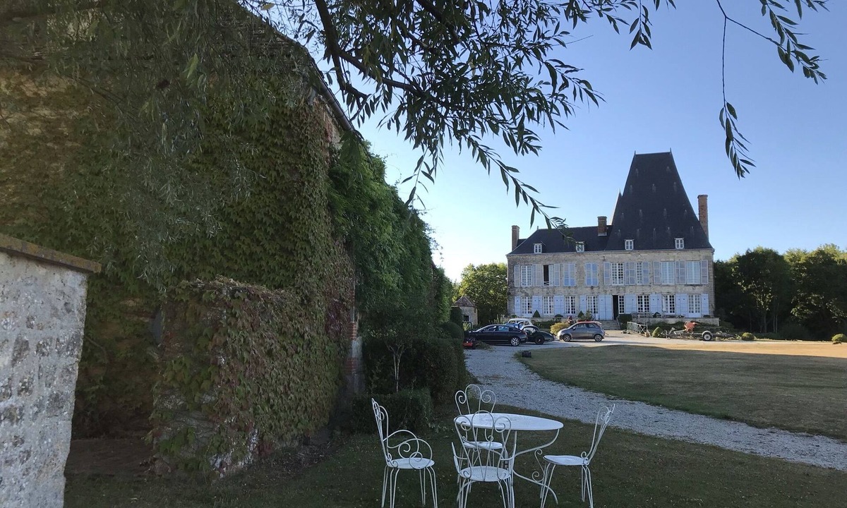 Essay Cottage | 17th century estate surrounded by moats in the heart of the Regional Park