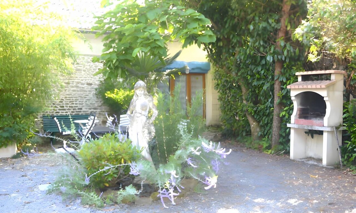 Bacilly House | 17th-Century Holiday Home 'Le Grand Saunier-Baie Mt St-Michel' with Wi-Fi and Air Conditioning