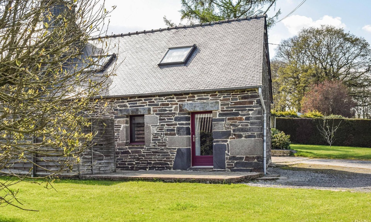 Gouarec House | 2 bedroom pet friendly home in Gouarec