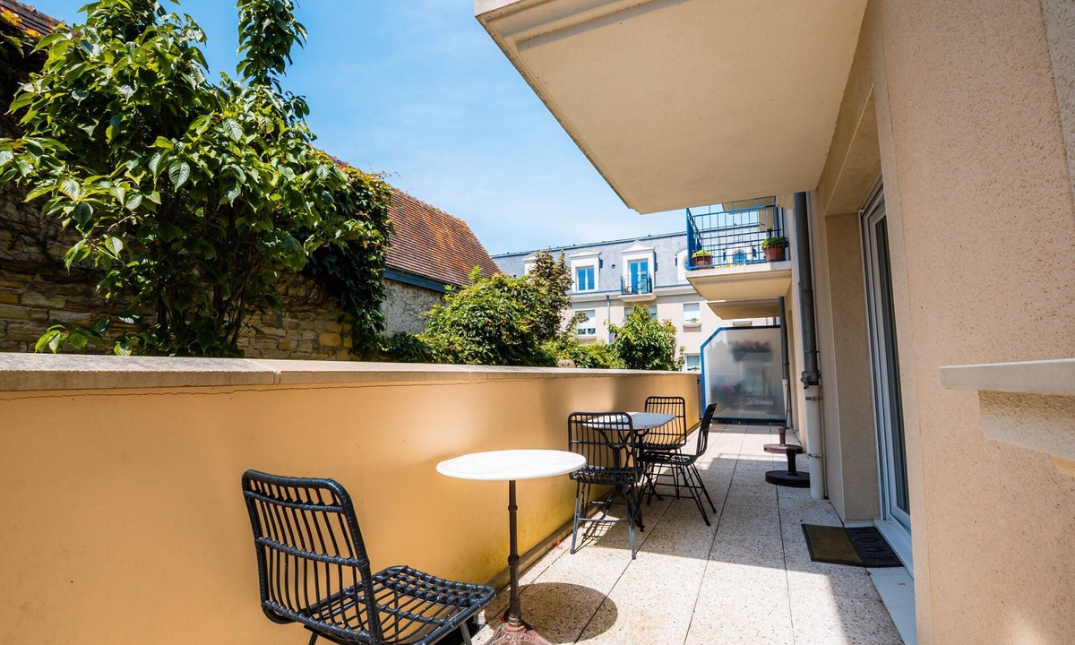 Coeur de Nacre Apartment | 2-Bedroom Seaside Apartment with Balcony and Wi-Fi
