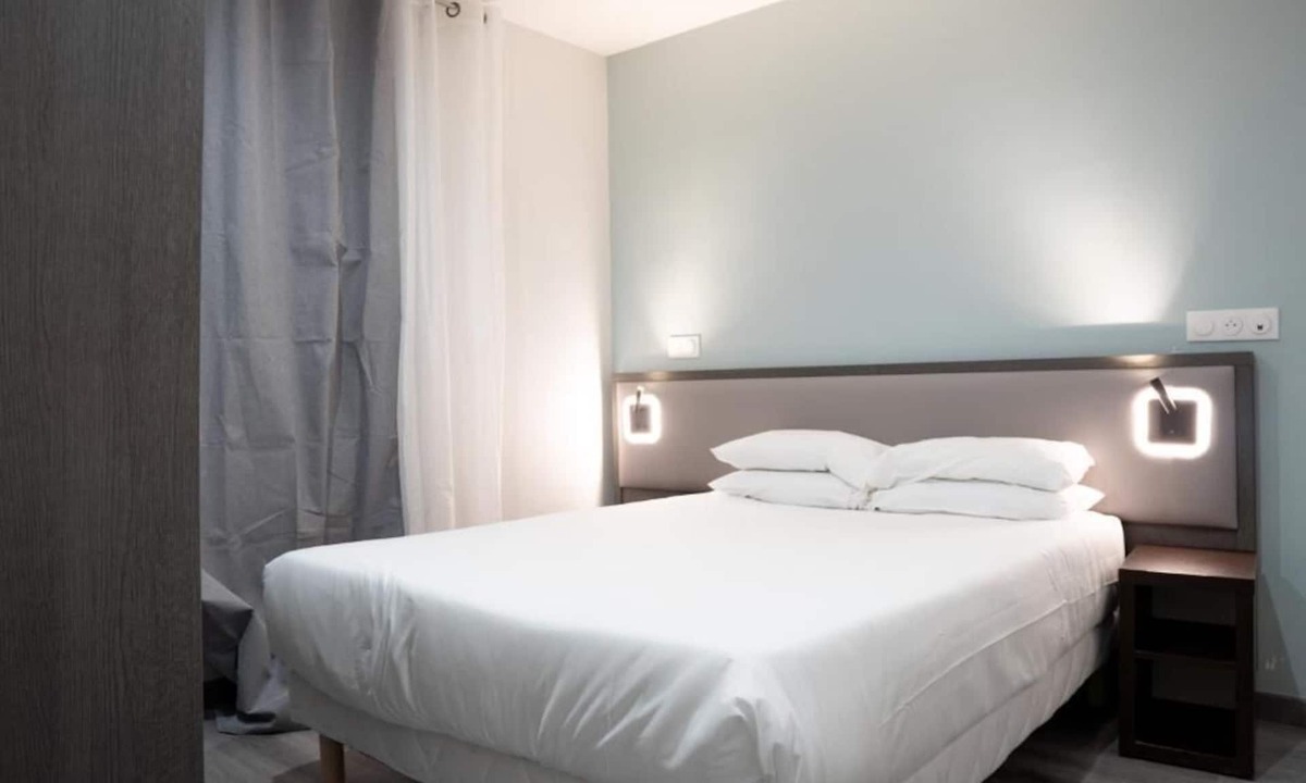 Issy-les-Moulineaux Hotel | Aéro Club