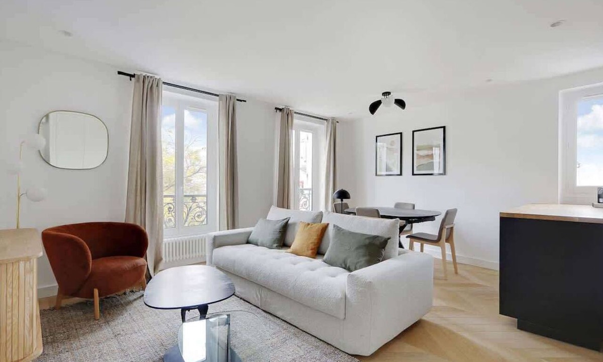 Montmartre Apartment | A Superb 2BR/2BA giving on Place du Tertre