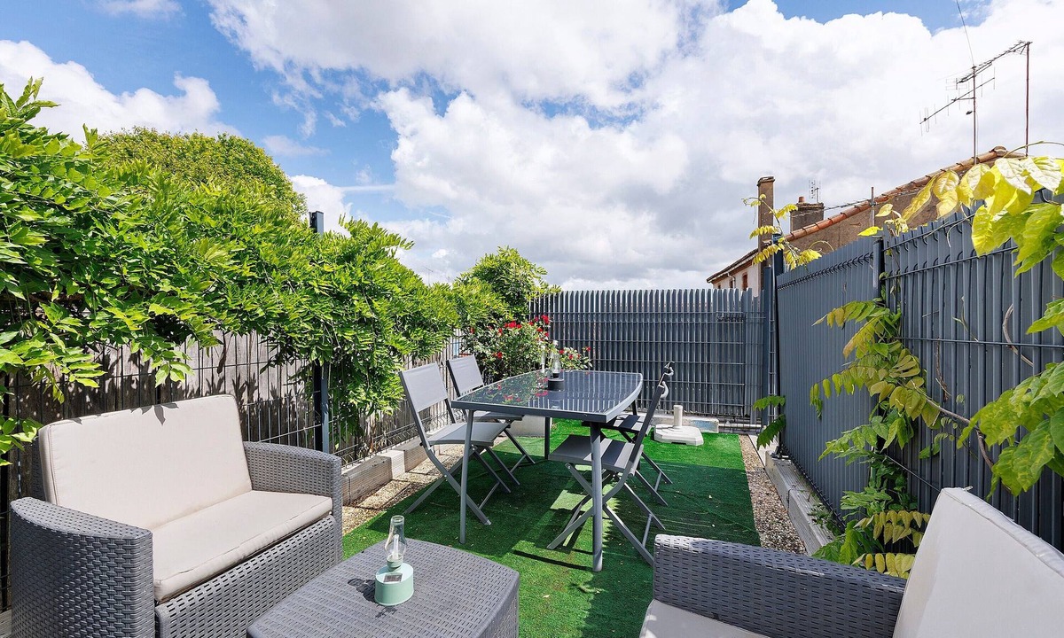 Les Epesses Apartment | Apartment 'Les Glycines N2' with Private Terrace, Balcony and Wi-Fi