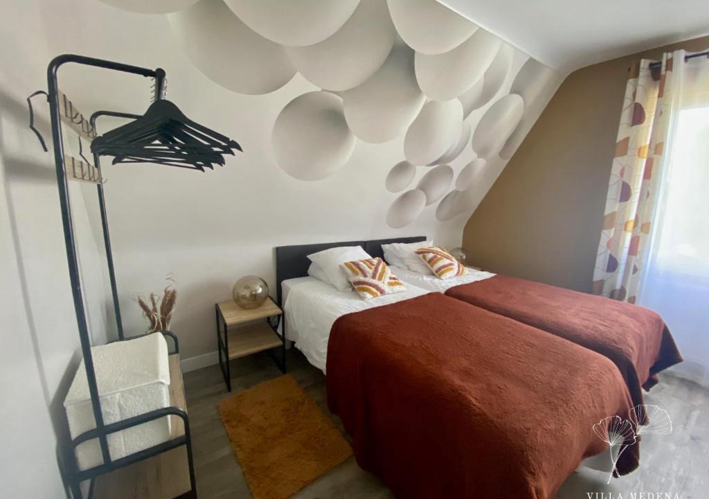 Mayenne Apartment | Appart 2 Chambres, Centre Ville, Parking privé clos, Local vélo