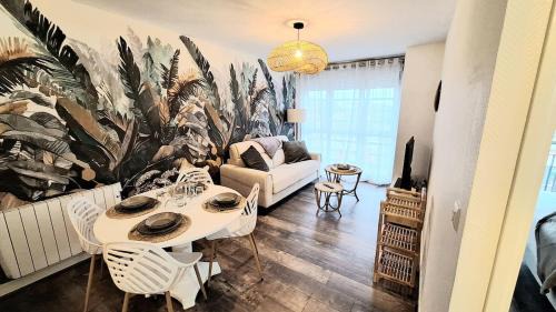 Republique Apartment | Appartement cosy, balcon et place privée