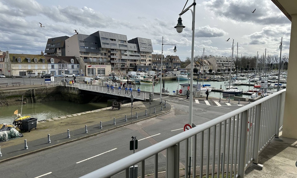Courseulles-sur-Mer Apartment | Appartement Le Royal vue Port