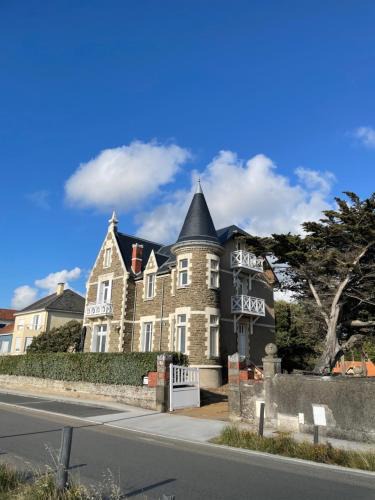 Tharon-Plage Apartment | Appartement rénové dans villa d'exception face à la mer