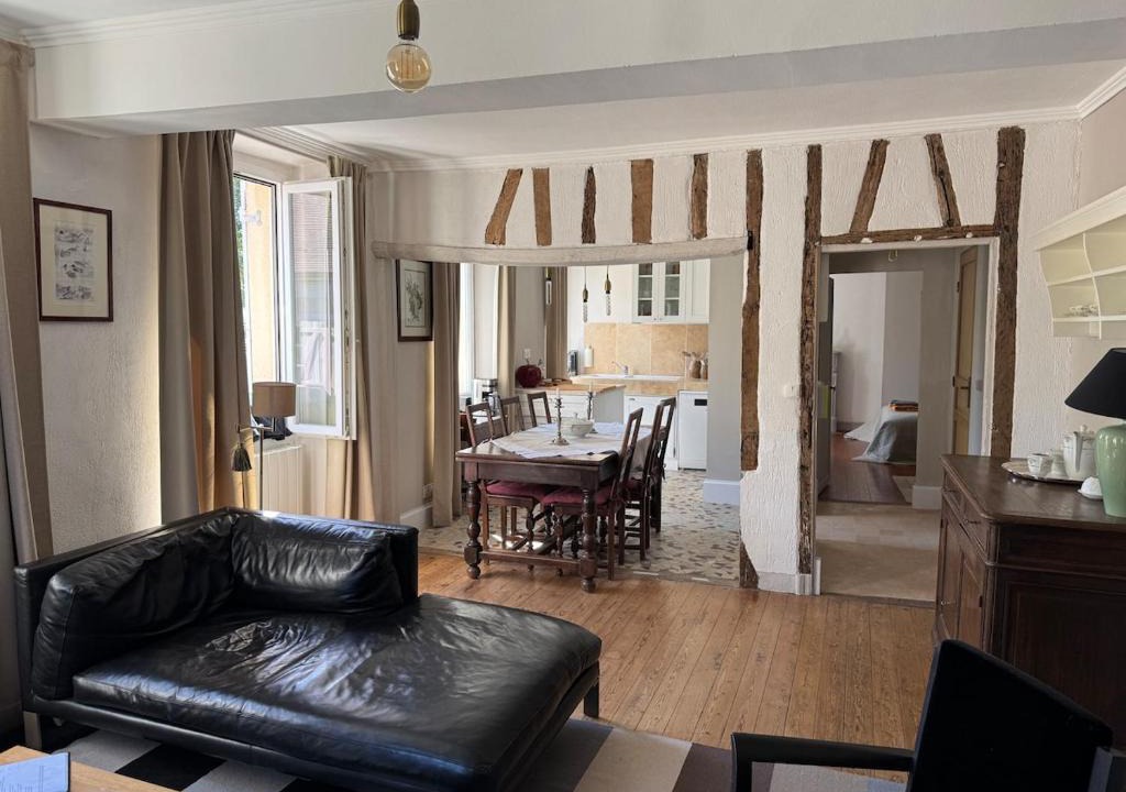 Saint-Pierre-d'Autils Apartment | Appartement 1er étage dans maison de maître