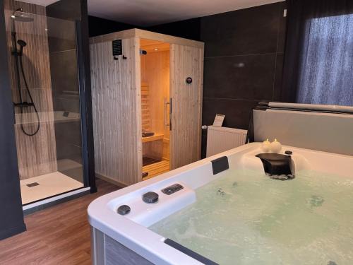 Guingamp Apartment | Appartement Volupté - Jacuzzi & Sauna - Luxe & Intimité