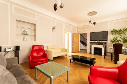 Ternes Apartment | Arc de Triomphe - Home in City - AC & Parking