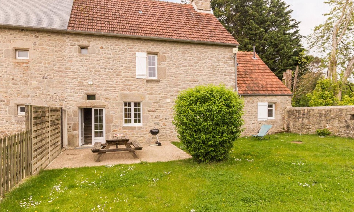 Sainte-Genevieve Cottage | Authentic House with Garden and BBQ