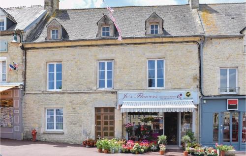 Sainte-Mere-Eglise House | Awesome Home In Sainte-Mère-Eglise With Wifi
