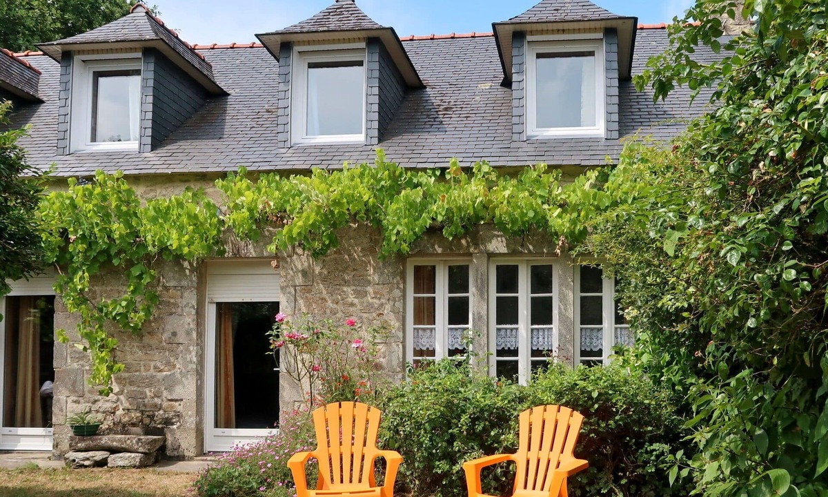 Pont-l'Abbe Villa | Beautiful apartment in villa for 6 guests with terrace and pets allowed