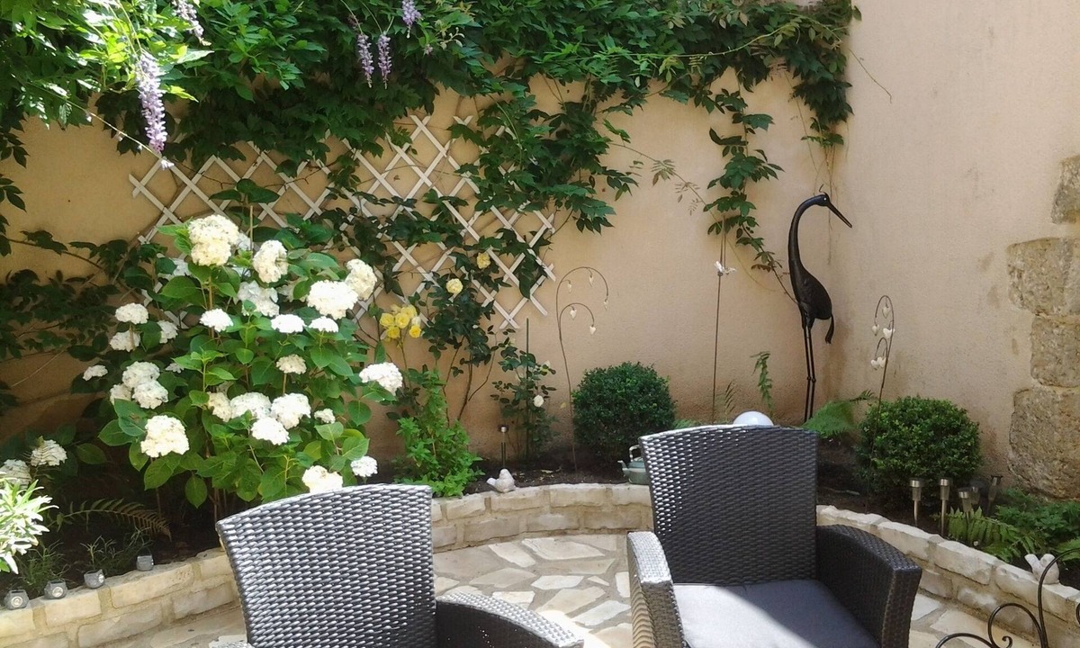 Malicorne-sur-Sarthe House | BED AND BREAKFAST WITH PRIVATE BATHROOM - B