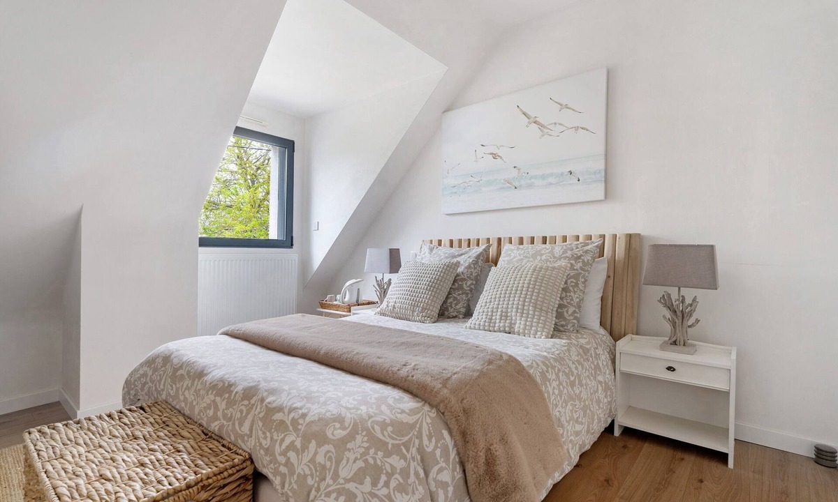 Saint-Cast-le-Guildo Bed & Breakfast | Bed and Breakfast 'Les Goélands - 1' with Shared Garden and Wi-Fi