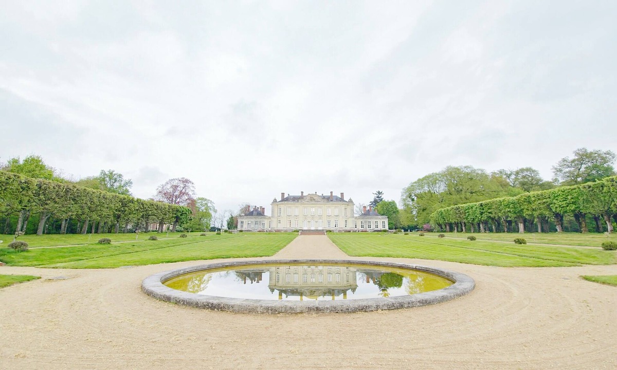 Craon Bed & Breakfast | Bed and breakfast at Château de Craon Swimming pool, tennis court, park Pdj included.