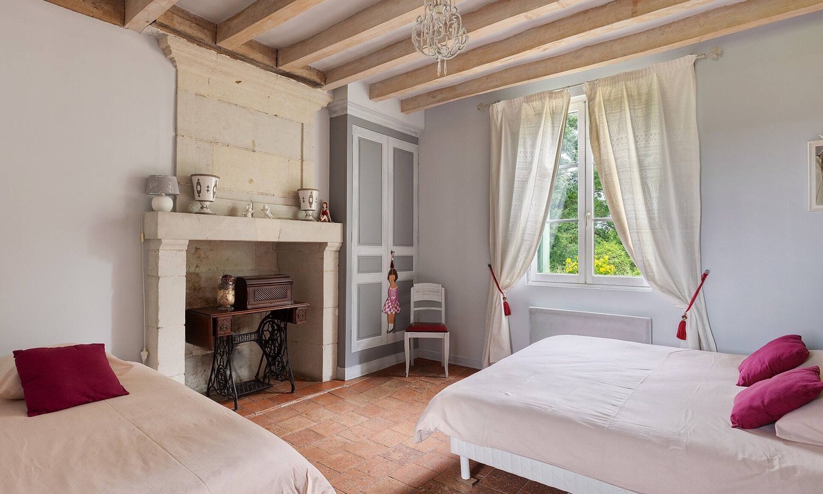 Rigny-Usse Bed & Breakfast | Bed and Breakfast 'Champ Du Bois' with Shared Garden and Wi-Fi