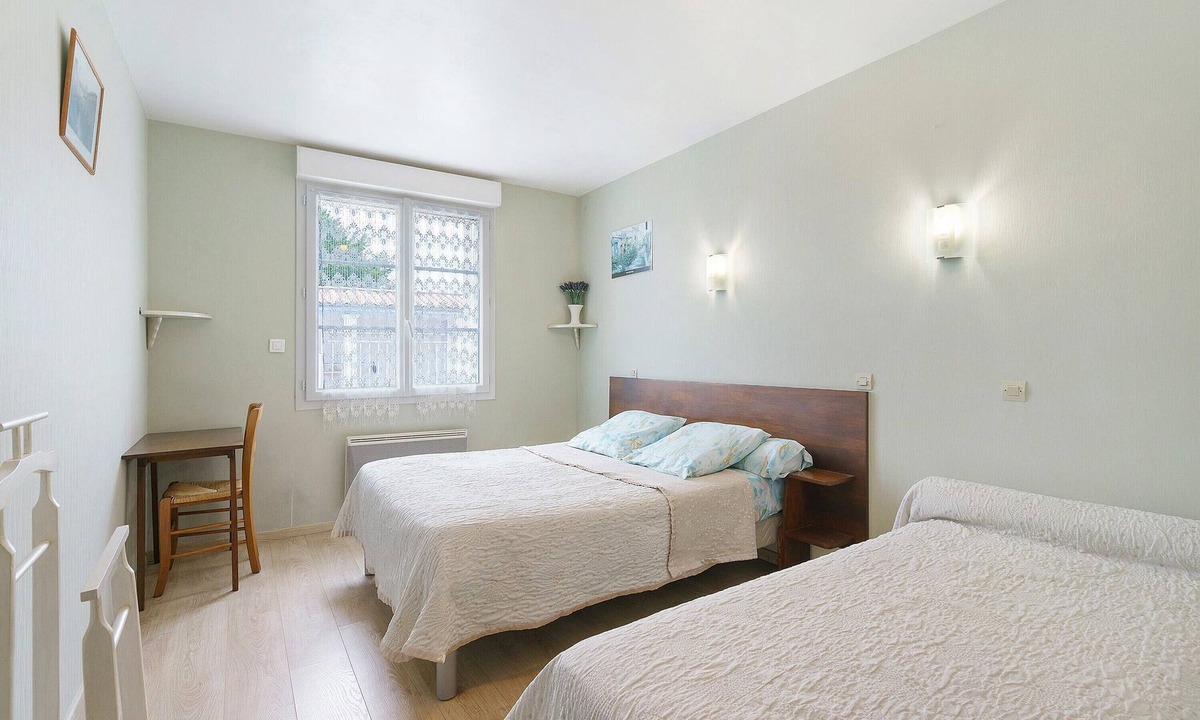 Semussac Bed & Breakfast | Bed and Breakfast 'Chambre D'hôtes Vanille' with Shared Terrace, Private Garden and Wi-Fi