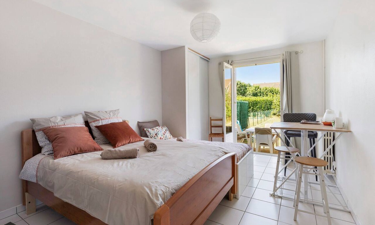 Villaret - Meslier Bed & Breakfast | Bed and Breakfast 'La Chambre Mancelle' with Shared Terrace, Shared Garden and Wi-Fi