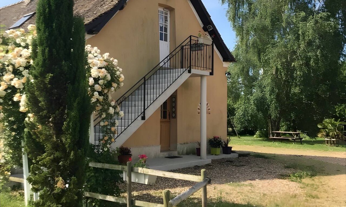 Courcemont Bed & Breakfast | Bed and Breakfast 'La Rivetière - Chambre Les Rouges' with Shared Terrace, Shared Garden and Wi-Fi