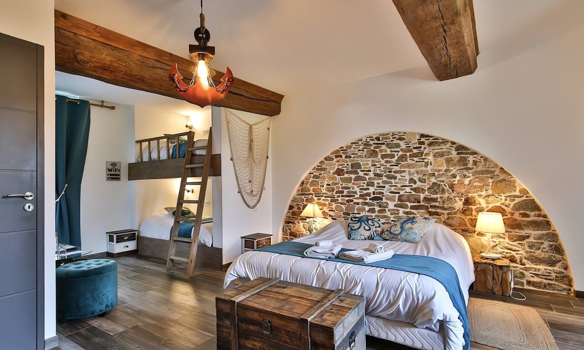 Vaudrimesnil Bed & Breakfast | Black Pearl Room – Marine Atmosphere with Shared Garden
