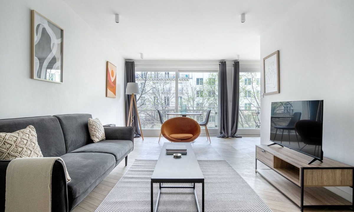 Faubourg-du-Roule Apartment | Blueground | Arc de Triomphe, balcony, nr shops