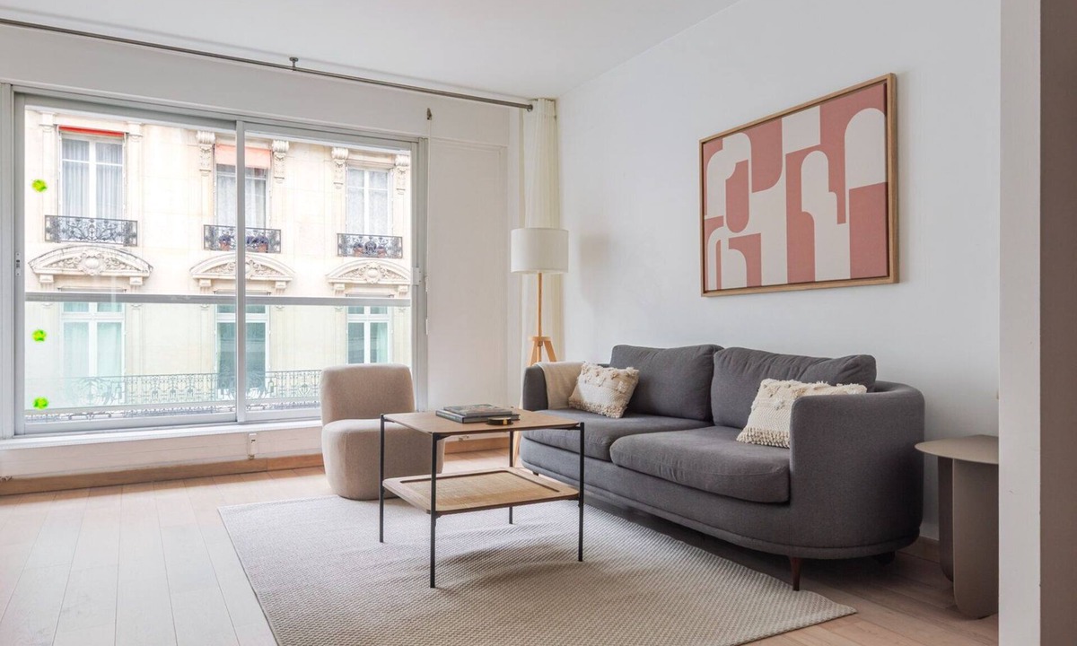 Porte-Dauphine Apartment | Blueground | Chaillot, balcony, nr Eiffel Tower