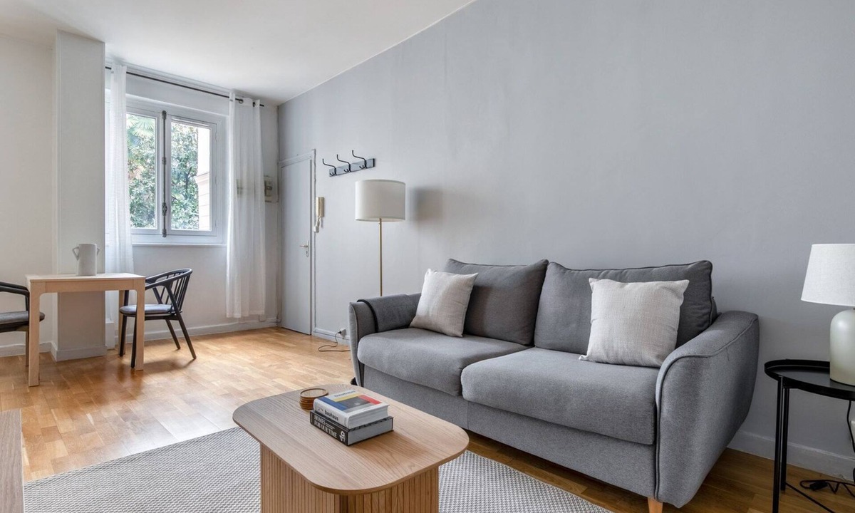 Faubourg-du-Roule Apartment | Blueground | Champs Elysees, nr Arc de Triomphe