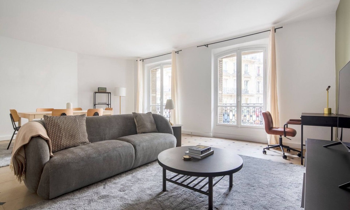 Faubourg-du-Roule Apartment | Blueground | Miromesnil, elev, nr Champs Elysées