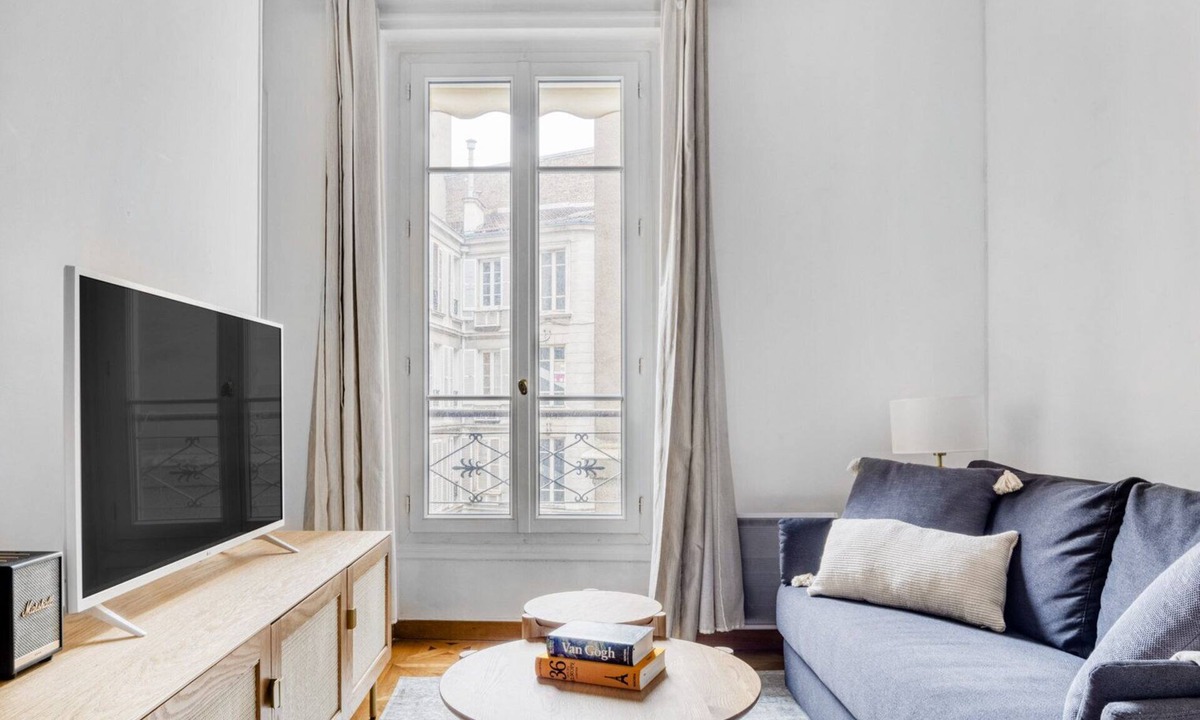 Notre-Dame-des-Champs Apartment | Blueground | St Placide, balcony, nr Bon Marché