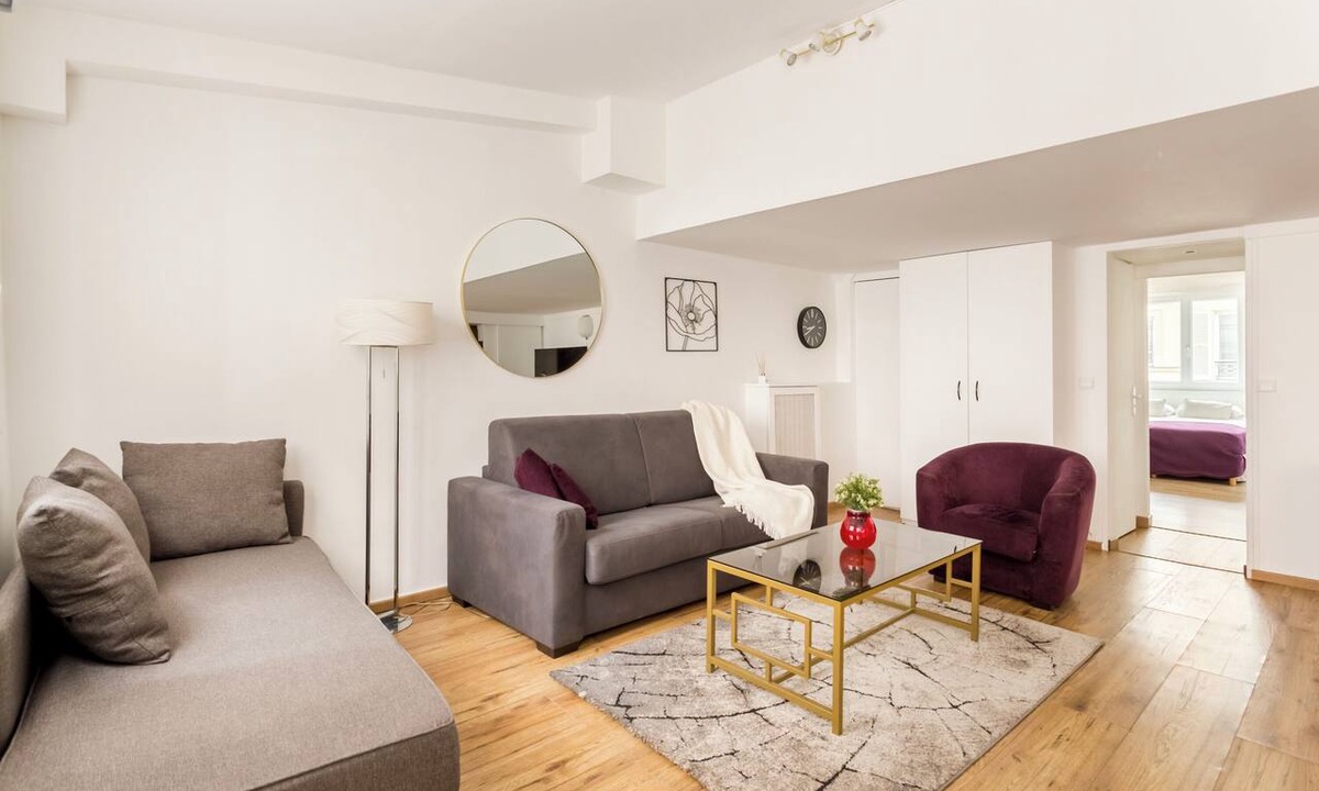 Faubourg-du-Roule Apartment | Bright and Cozy Champs Elysées rue D'artois