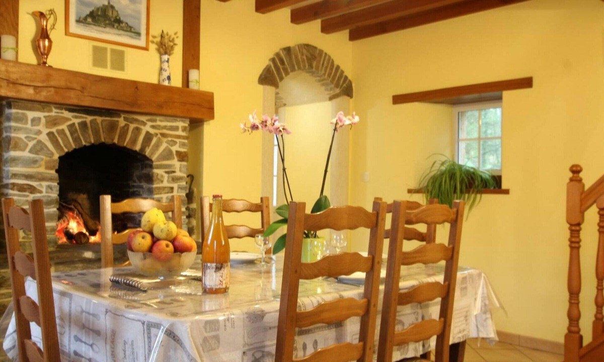 Saint-Jean-de-Savigny Cottage | Bright countryside house with garden and fireplace