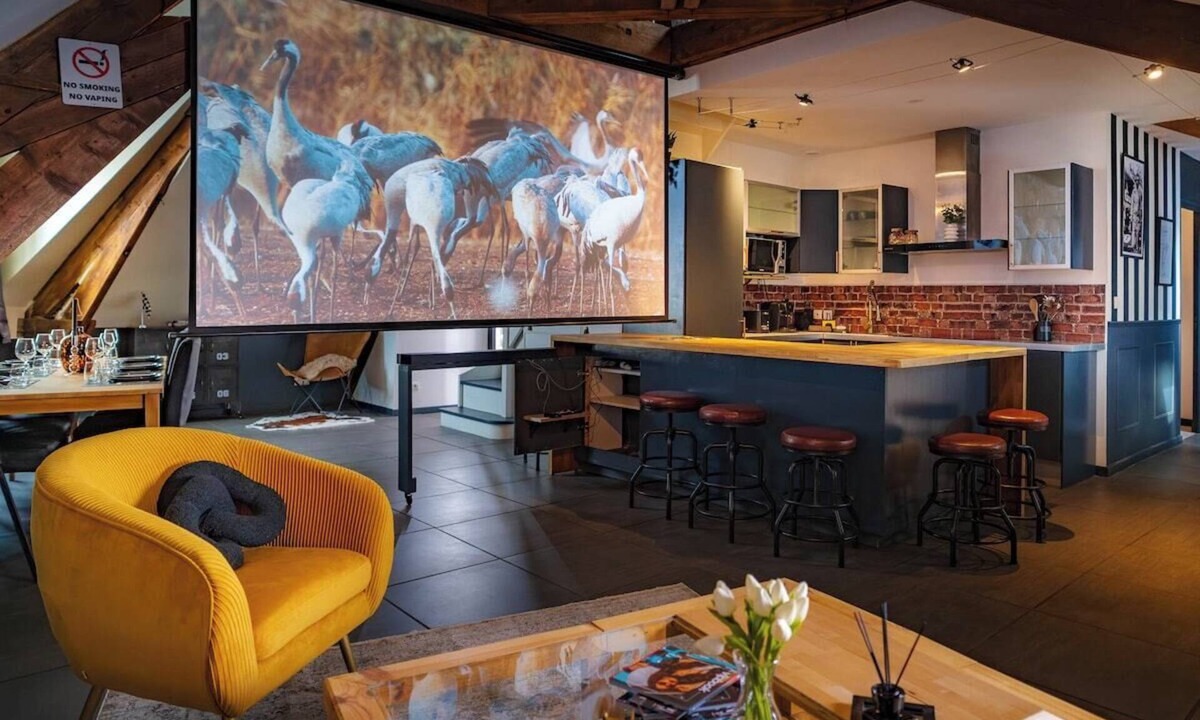 Republique Apartment | British Style, projector, foosball & right in the heart of downtown