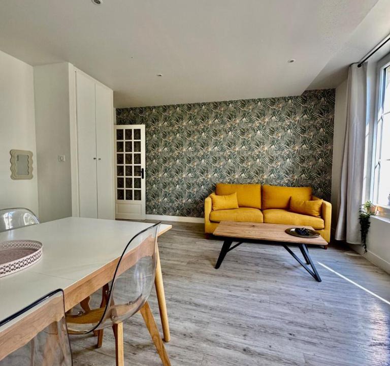 Hastings Apartment | Cœur historique Caen - appartement lumineux & vue clochers