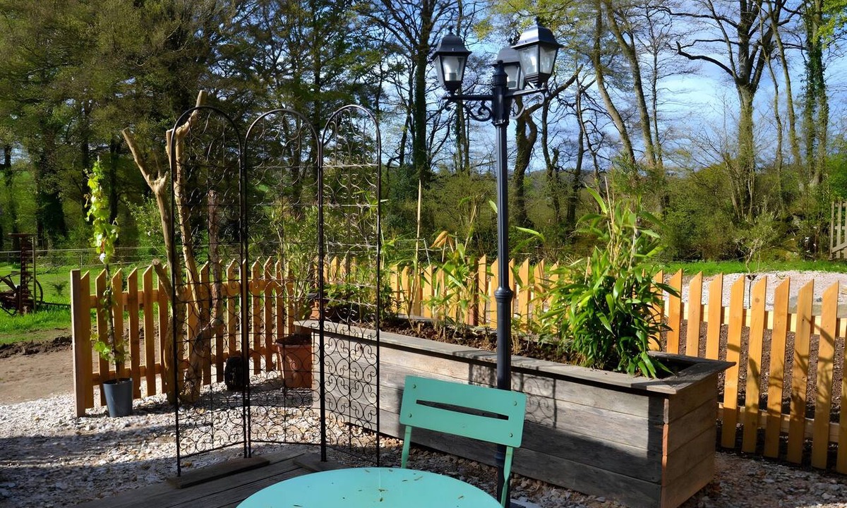 Brix House | Caravan in a Small Garden Oasis