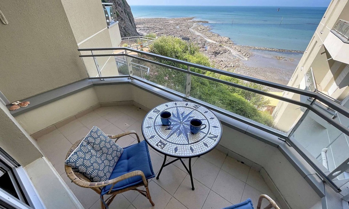 Granville Apartment | Central apartment with balcony, private parking