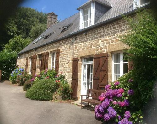 Saint-Georges-de-Reintembault House | Charming Countryside Cottage Escape