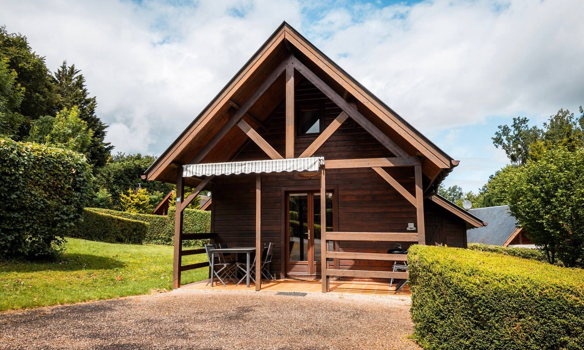 Auquainville House | Chalet Saint Martin for 6 with Shared Pool, Terrace, and Wi-Fi
