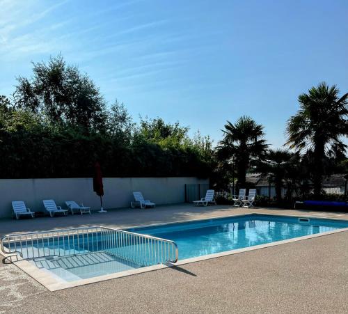 Pont-l'Abbe Ski Chalet | Chalet tout confort avec piscine chauffée, à 5 min des plages du Finistère Sud