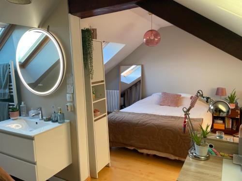 Miroir - Batignolles Bed & Breakfast | Chambre privative proche circuit