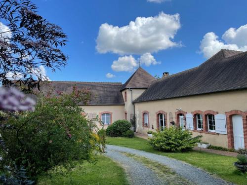 Montreuil-le-Henri Bed & Breakfast | Chambre spacieuse avec piscine et parking privé - FR-1-410-464