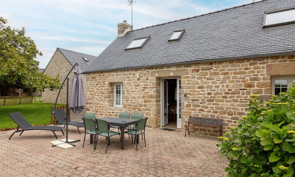 Ergue-Gaberic House | Characterful Country Cottage with Heated Pool