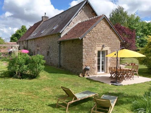 Saint-Fraimbault House | Charmante longère avec jardin et terrasse, proche de Saint-Fraimbault, WiFi inclus - FR-1-497-246