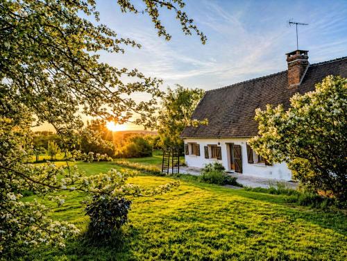 Charbonnieres House | Charmante longère percheronne avec cheminée, jacuzzi et verger