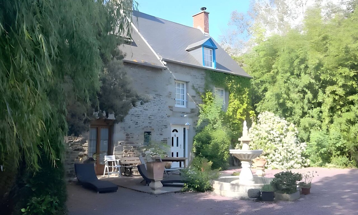 Bacilly Bed & Breakfast | Charming 17th-Century Holiday Home “Gîte Le Mont Saint Michel” with Wi-Fi