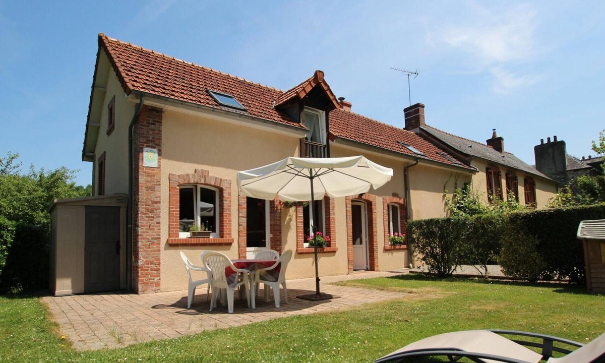 La Chapelle sur Vire Cottage | Charming historic cottage with enclosed garden in Moon-sur-Elle